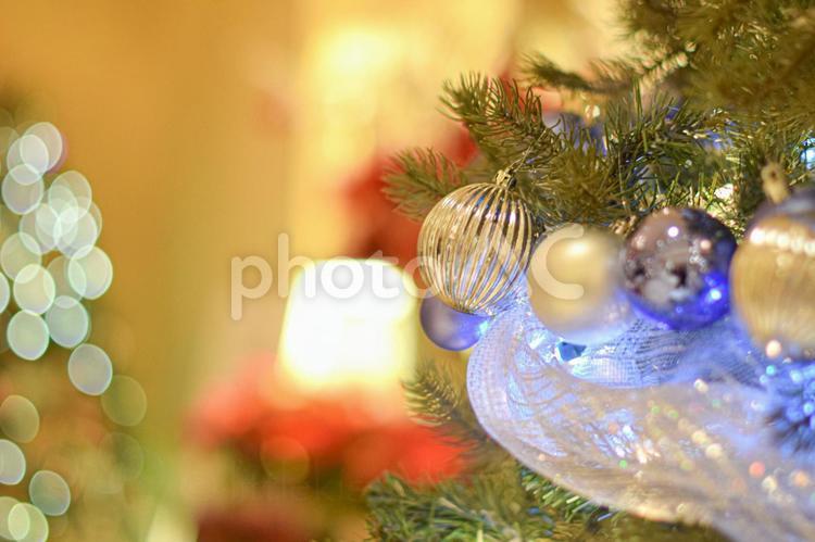 クリスマスツリーを飾るオーナメントとイルミネーション クリスマス,クリスマスツリー,飾りの写真素材