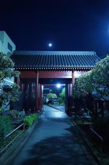 深夜の浦和、廓信寺の仁王門と月 神社仏閣,寺,月の写真素材
