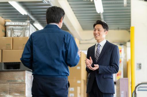 倉庫で商談をする経営者とビジネスマン 倉庫で商談をする経営者とビジネスマン 倉庫,会議,工場の写真素材