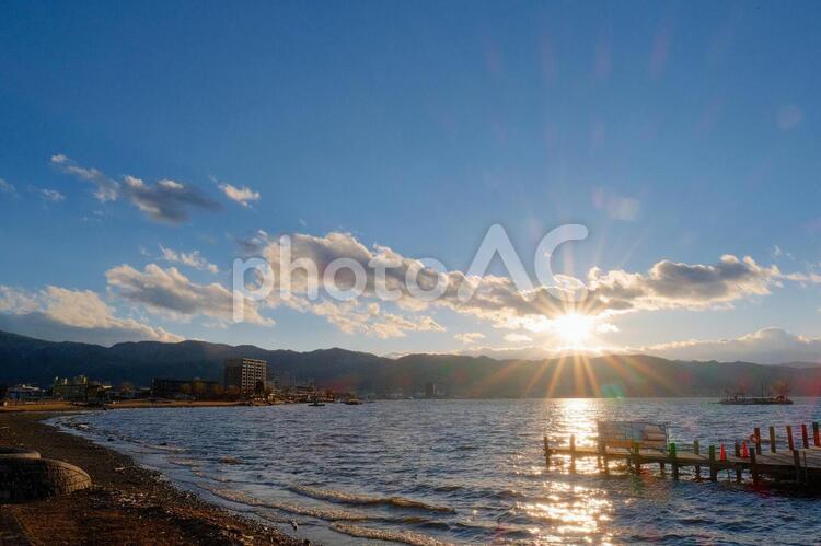 冬の諏訪湖に沈む夕日 冬,夕暮れ,夕焼けの写真素材