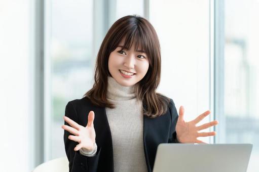 笑顔で対話をする女性・ビジネスウーマン 笑顔で対話をする女性・ビジネスウーマン 女性,パソコン,笑顔の写真素材