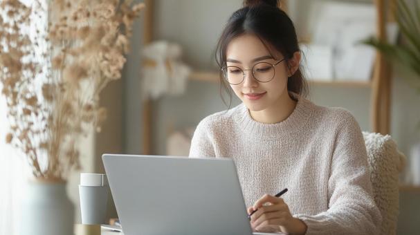 ノートパソコンで作業する女性_2 ノートパソコンで作業する女性_2の写真