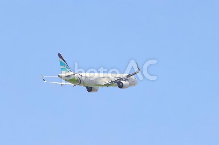 飛行機と太陽と私 飛行機,航空機,旅客機の写真素材