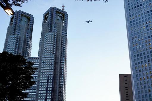 大都会の超高層ビルと飛行機 大都会の超高層ビルと飛行機 ビル,高層ビル,超高層ビルの写真素材