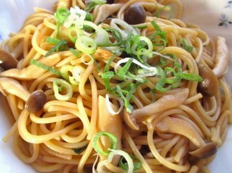 しめじの和風パスタの写真