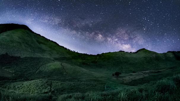 高原と天の川 天の川,星空,高原の写真素材