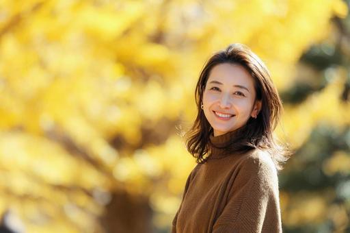 紅葉背景の女性-5の写真