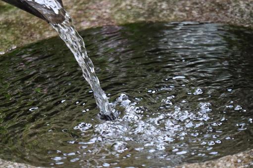 手水鉢に竹筒から流れる水のアップ 手水鉢,竹,筒の写真素材