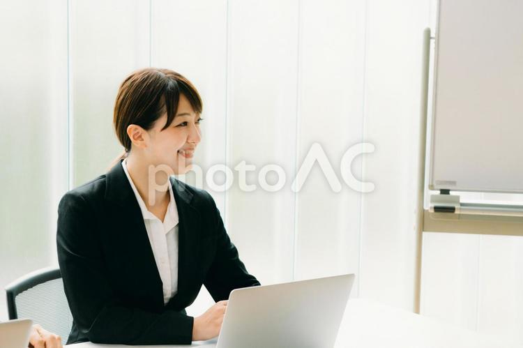仕事するビジネスウーマン ビジネス,パソコン,ビジネスウーマンの写真素材