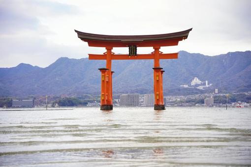 世界遺産宮島の厳島神社の大鳥居 世界遺産宮島の厳島神社の大鳥居の写真