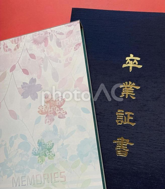 卒業証書とアルバム3 卒業証書,アルバム,卒業の写真素材