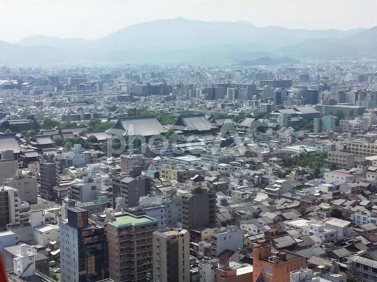 京都の市街地と山々 京都,市街地,風景の写真素材