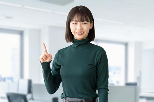 笑顔の女性・ビジネスウーマン 女性,案内,紹介の写真素材