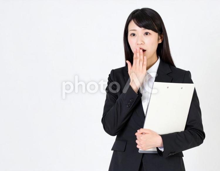 資料を持ちながら驚いている会社員女性 ビジネス,女性,驚くの写真素材