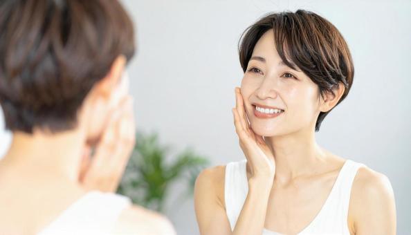 保湿ケアをする若い日本人女性 保湿ケアをする若い日本人女性の写真