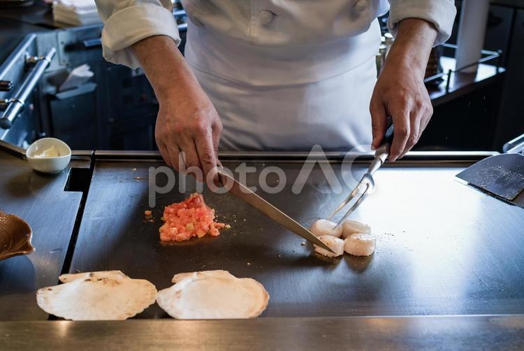 鉄板焼きの調理（ホタテ） 鉄板焼き,ホタテ,調理の写真素材