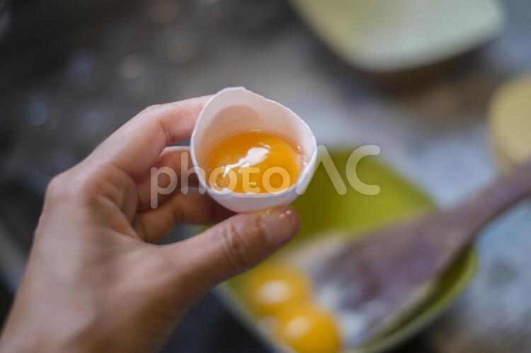 卵黄の黄身と白身を分ける 卵,卵黄,卵黄を分けるの写真素材