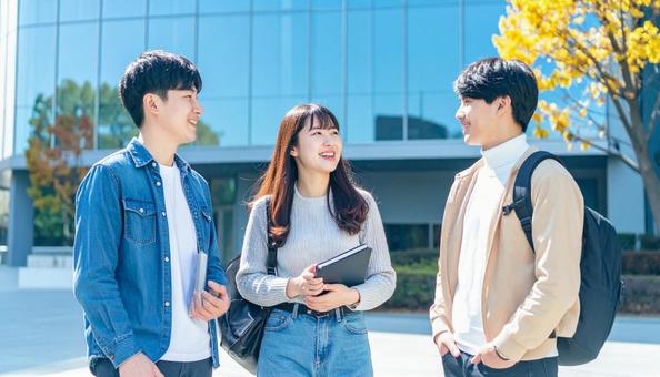 キャンパスライフを楽しむ大学生の写真