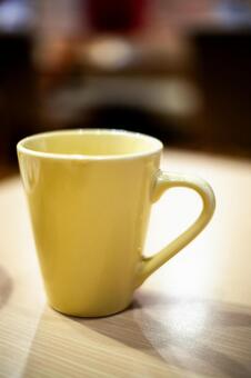 黄色いマグカップ マグカップ,黄色,ドリンクの写真素材