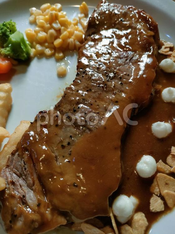 ステーキ　ガーリックソース おかず,ランチ,食事の写真素材