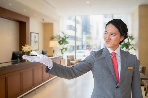 案内するホテルマン ホテルマン,男性,スーツの写真素材