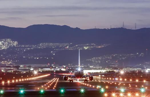 輝く滑走路と出発待機の飛行機 飛行機,滑走路,jalの写真素材