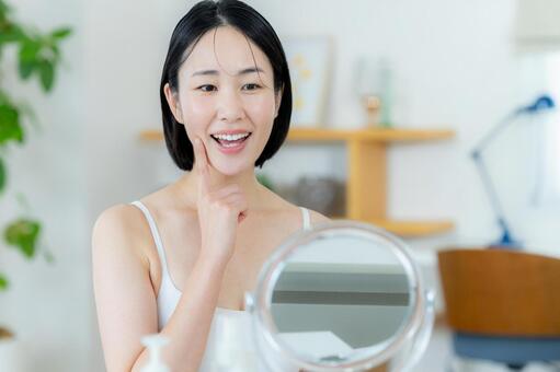 スキンケアをする女性 美容,ビューティー,笑顔の写真素材
