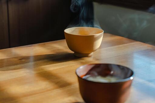 湯気の立つ味噌汁と朝の光 味噌汁,朝食,和食の写真素材