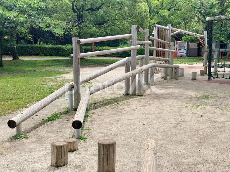 公園の木製フィールドアスレチック遊具 アスレチック遊具,遊具,複合遊具の写真素材