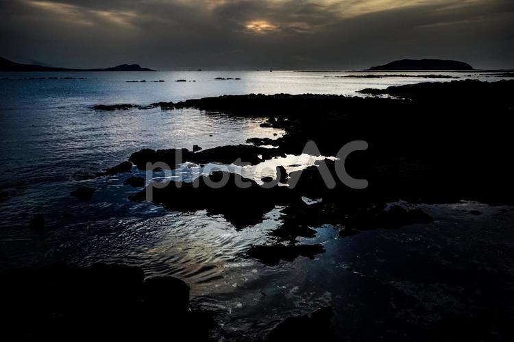＜五島の風景＞夜明けの多朗島海水浴場の海 空,海,夜明けの写真素材