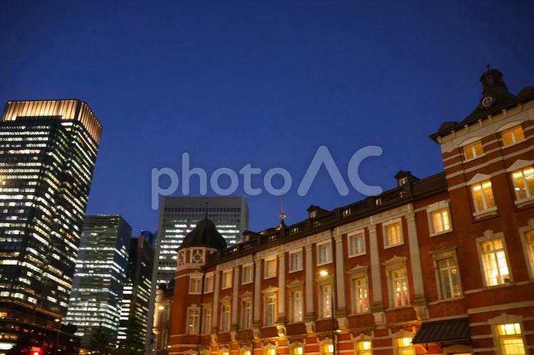 １１月上旬の東京駅とビル群の夜景 背景,東京駅,ビル群の写真素材