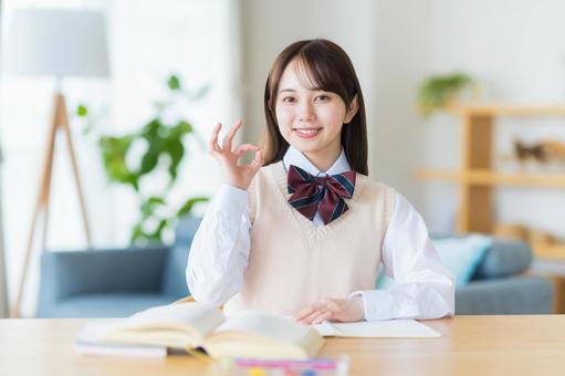 自宅で勉強をする女子高生 自宅で勉強をする女子高生 高校生,女子,笑顔の写真素材