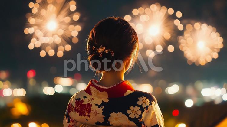 浴衣で花火を見る女性、可愛いヘアアレンジ 浴衣,女性,ヘアアレンジの写真素材