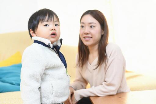 室内で過ごすアジア人の母子の日常風景 母子,親子,家族の写真素材