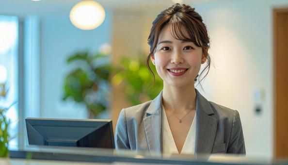 来客を迎える受付の女性 来客を迎える受付の女性の写真