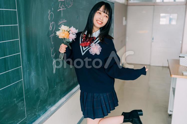 卒業を喜んで踊りだす女子高校生 女性,女子高,高校生の写真素材