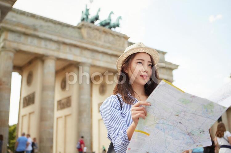 地図を見る海外旅行中の女性8 海外旅行,女性,日本人の写真素材