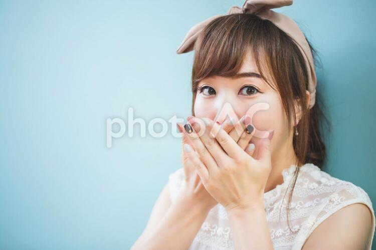 驚く女性 驚く,驚き,ビックリの写真素材