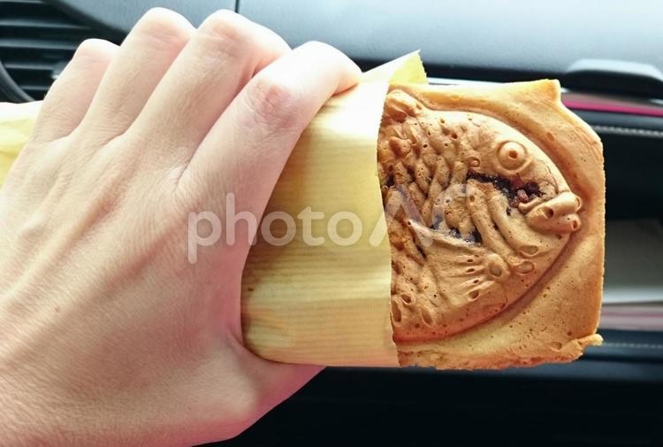 たいやきを食べる たいやき,お菓子,あんこの写真素材