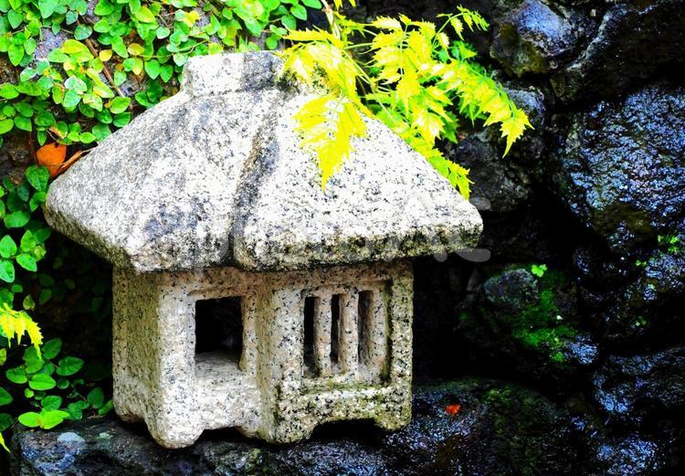 日本庭園の風情のあるお洒落な石の家 石灯籠,灯ろう,灯篭の写真素材