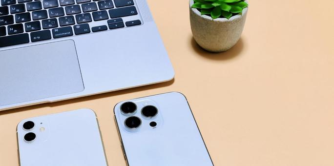 2台のスマホ 情報の共有 同期 転送 2台のスマホ 情報の共有 同期 転送 スマホ,2台,コピースペースの写真素材