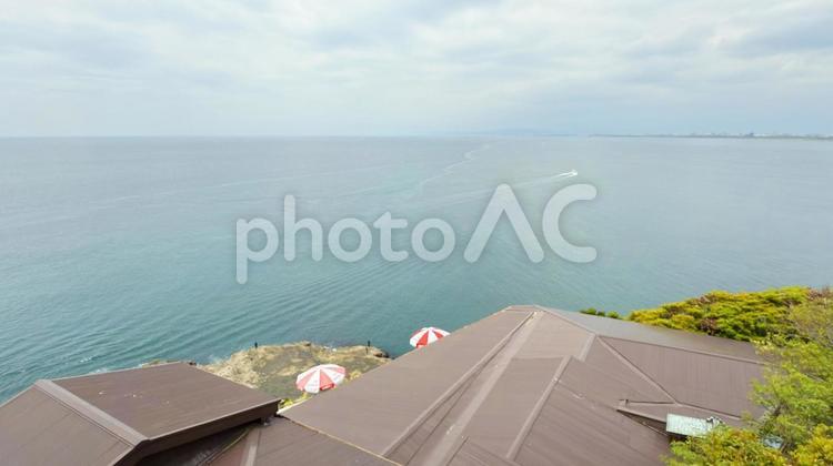 江ノ島から見下ろす海　屋根と船 江ノ島,海の家,カヌーの写真素材