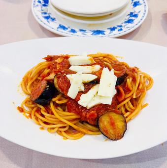 Eggplant and mozzarella pasta in tomato sauce, JPG Eggplant and mozzarella pasta in tomato sauce, JPG