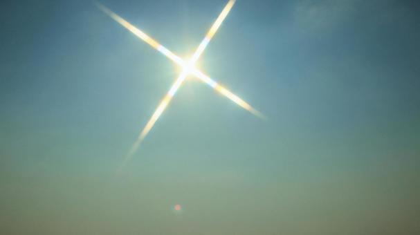 熱海サンビーチで見た晩夏の朝日 熱海サンビーチで見た晩夏の朝日の写真