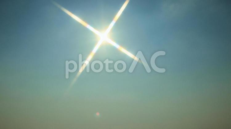 熱海サンビーチで見た晩夏の朝日 朝日,晩夏,日の出の写真素材