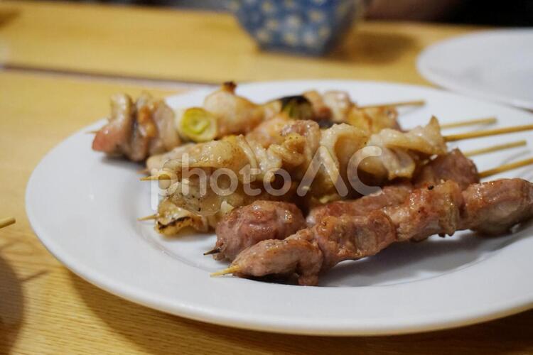 皿の上に重ねられた焼鳥 焼鳥,焼き鳥,フードの写真素材