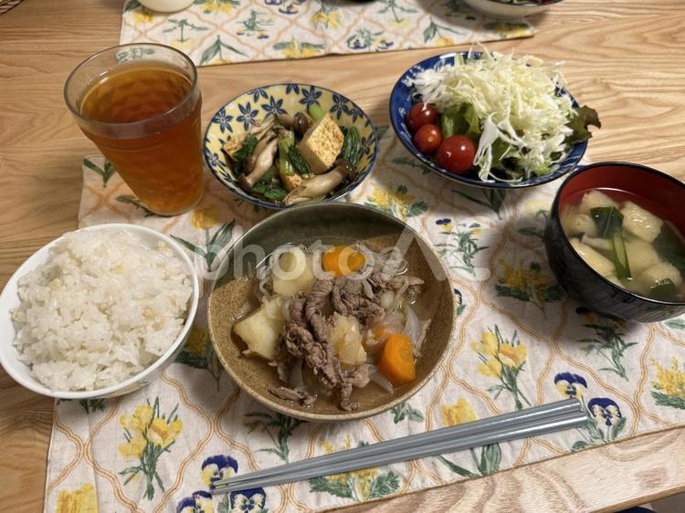 肉じゃがメインのディナー 肉じゃが,メインディッシュ,料理の写真素材