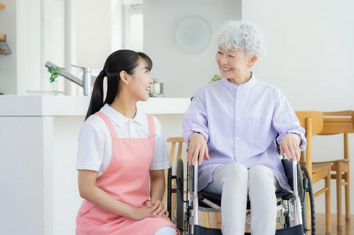 シニア女性を介護をする介護士の女性 シニア女性を介護をする介護士の女性 介護,介護士,シニアの写真素材