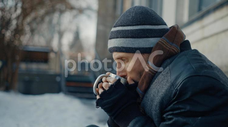 飲み物を持っている男性 男性,ニット帽,人物の写真素材