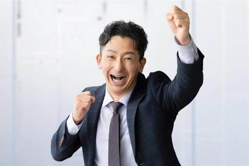 ガッツポーズをする男性ビジネスマン ガッツポーズをする男性ビジネスマン 男性,ガッツポーズ,喜ぶの写真素材